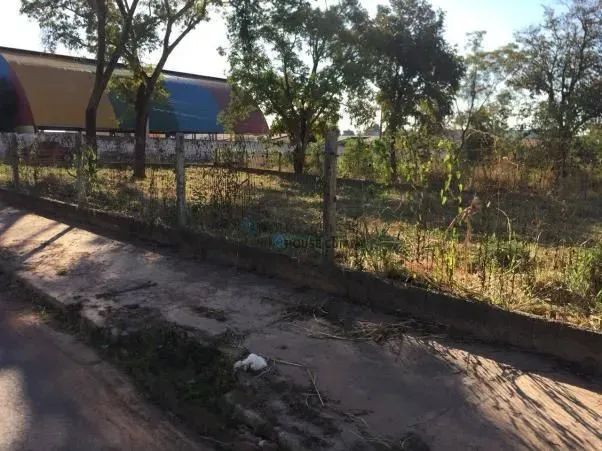 Terreno de esquina e com excelente localização - Foto 4