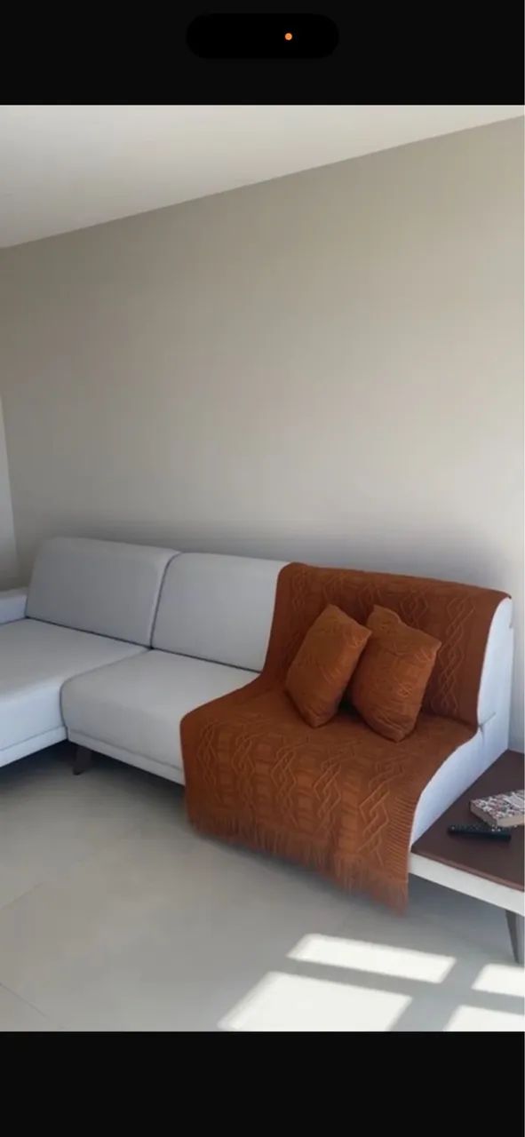 Sofá Laform Arensky com Chaise e Mesa Lateral / Aparador - Alto Padrão