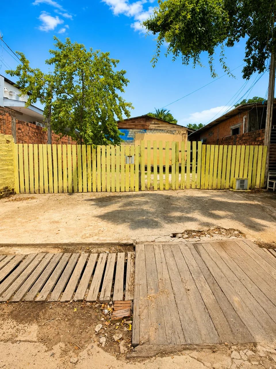 LOTE COM CASA NO JESUS DE NAZARÉ 
