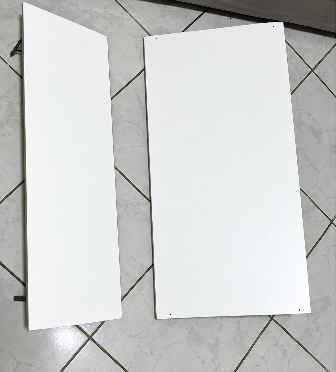Mesa suspensa e prateleira 