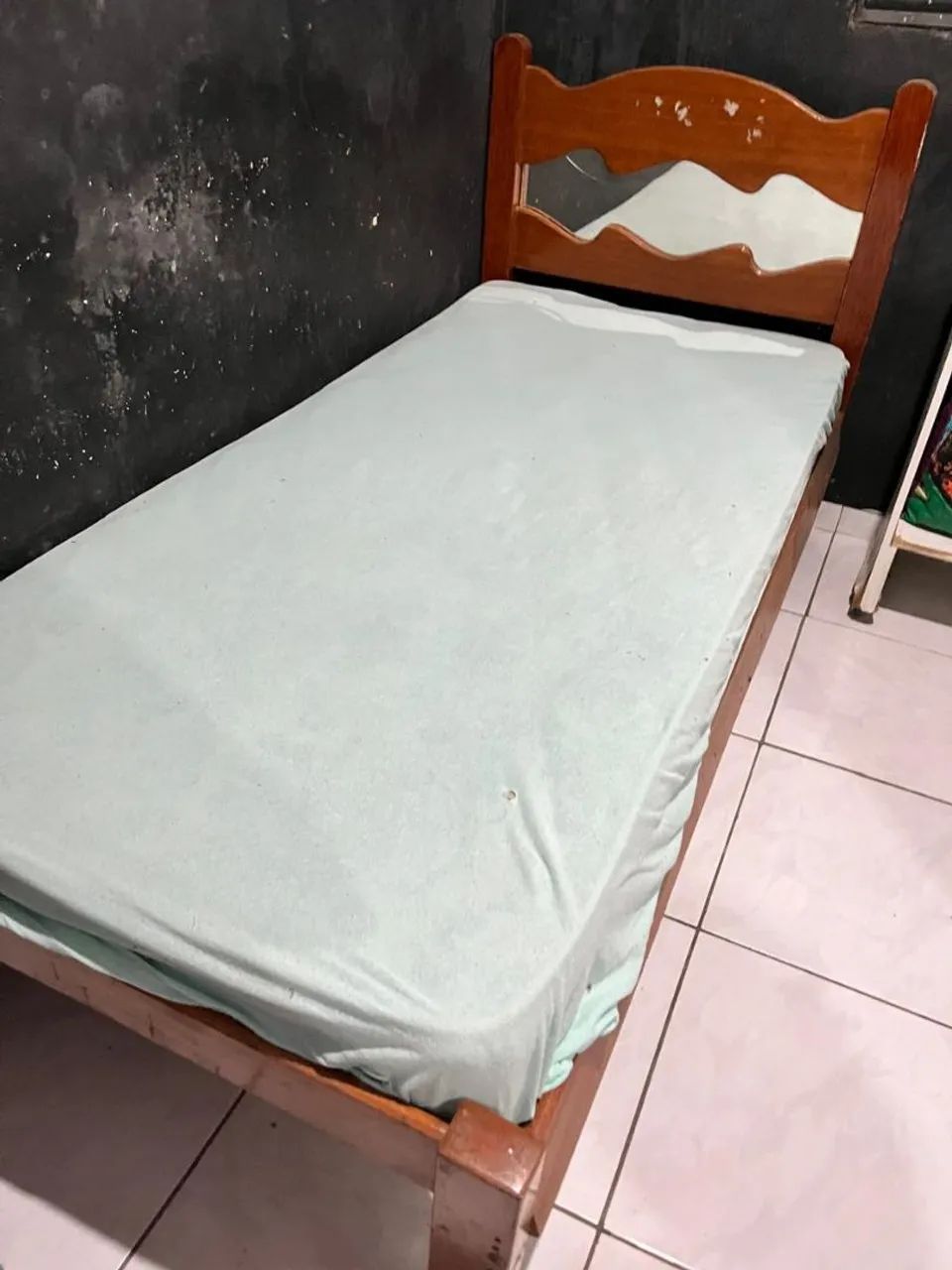 Cama de solteiro,em madeira.