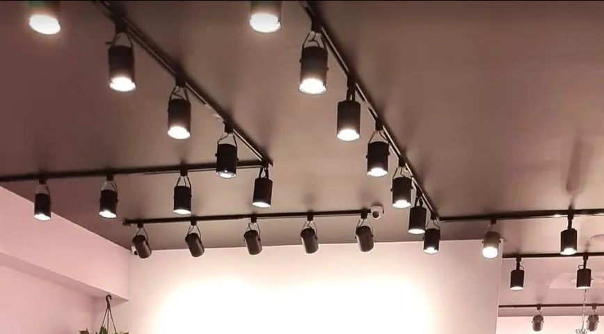 Trilho Eletrificado 50m + 50 spots com Lâmpadas