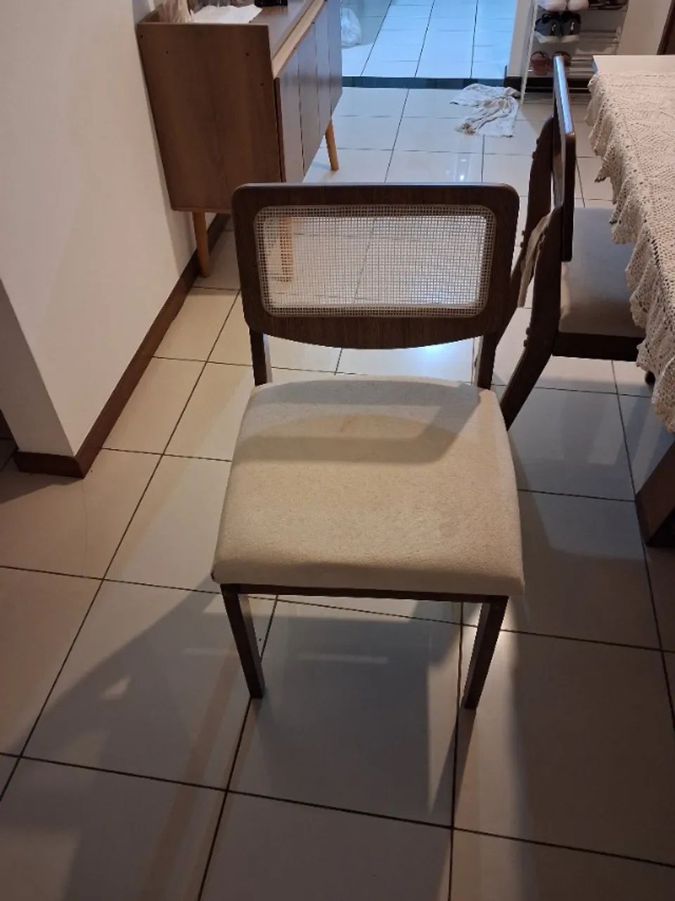 Jogo de mesa com 4 cadeiras seminova - Foto 2