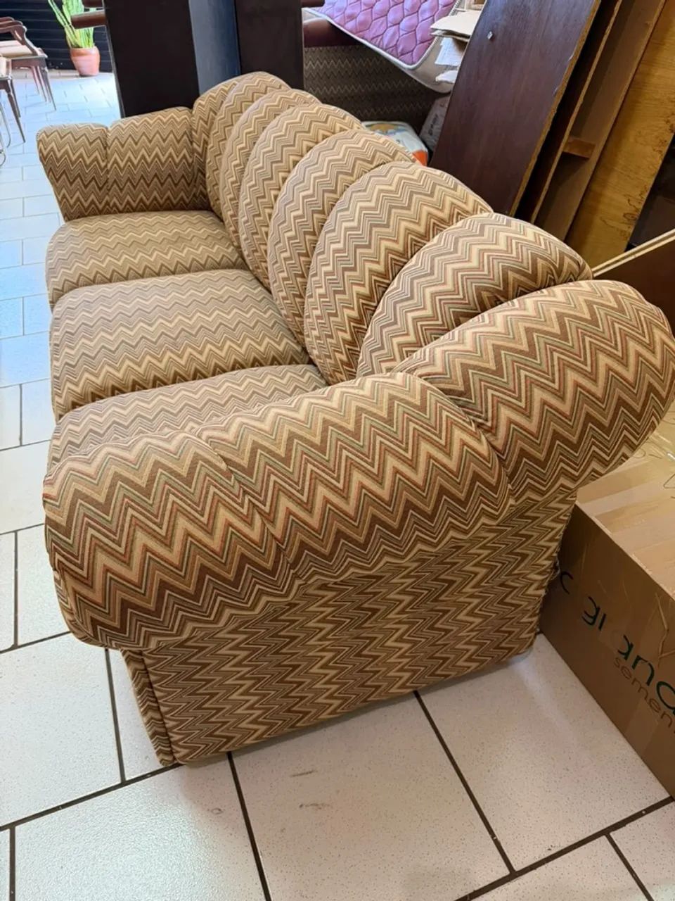 SOFÁ 3 LUGARES COM ESTAMPA MISSONI - Foto 2