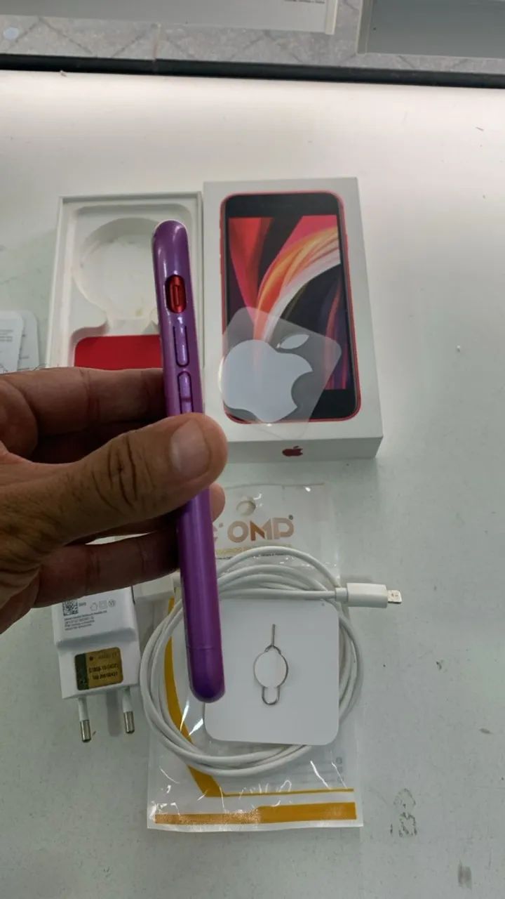 iPhone SE com 64GB de armazenamento e tom de vermelho.  - Foto 3