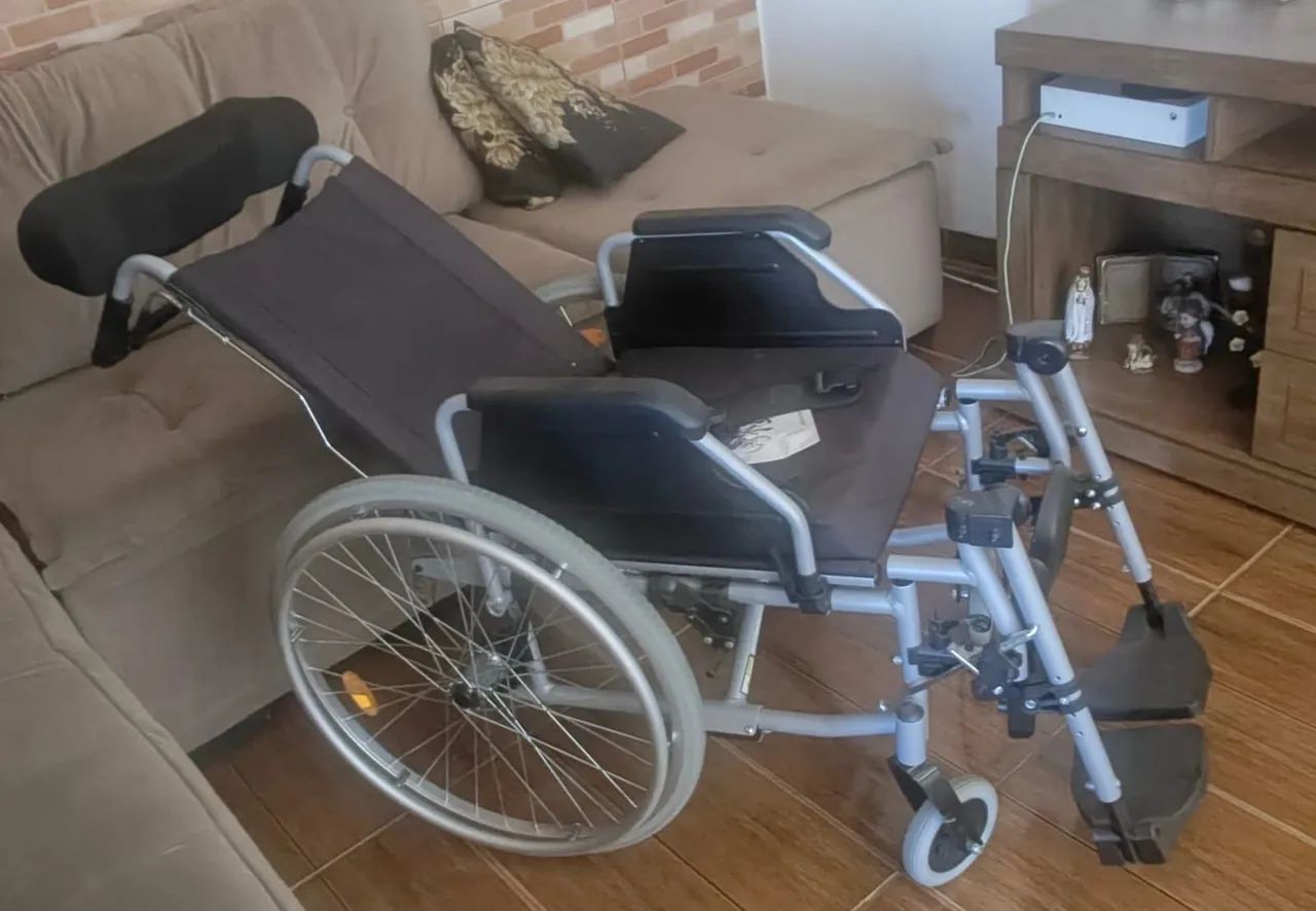 Vendo cadeira de rodas marca delamed - Foto 2