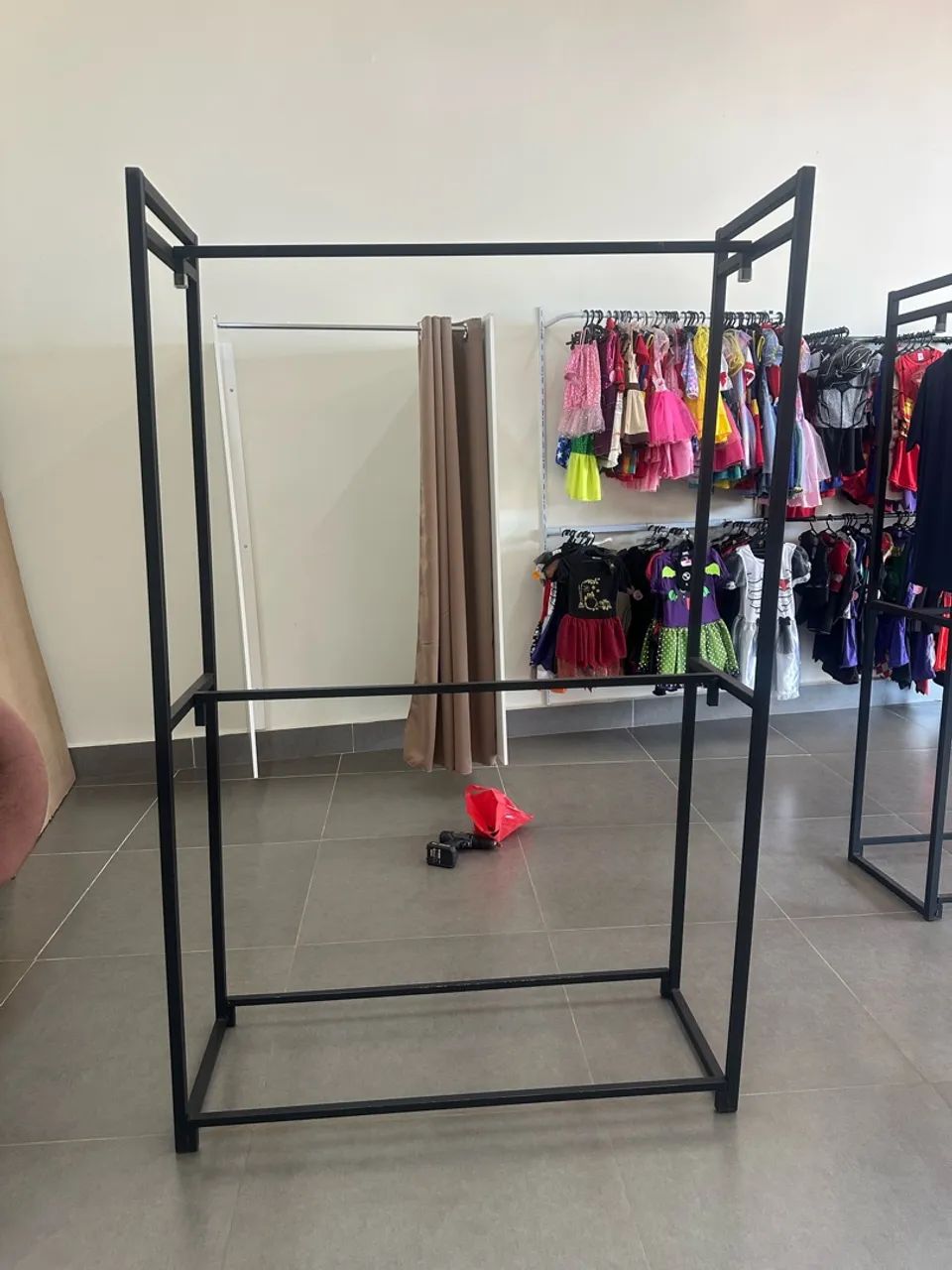 Arara de roupa loja