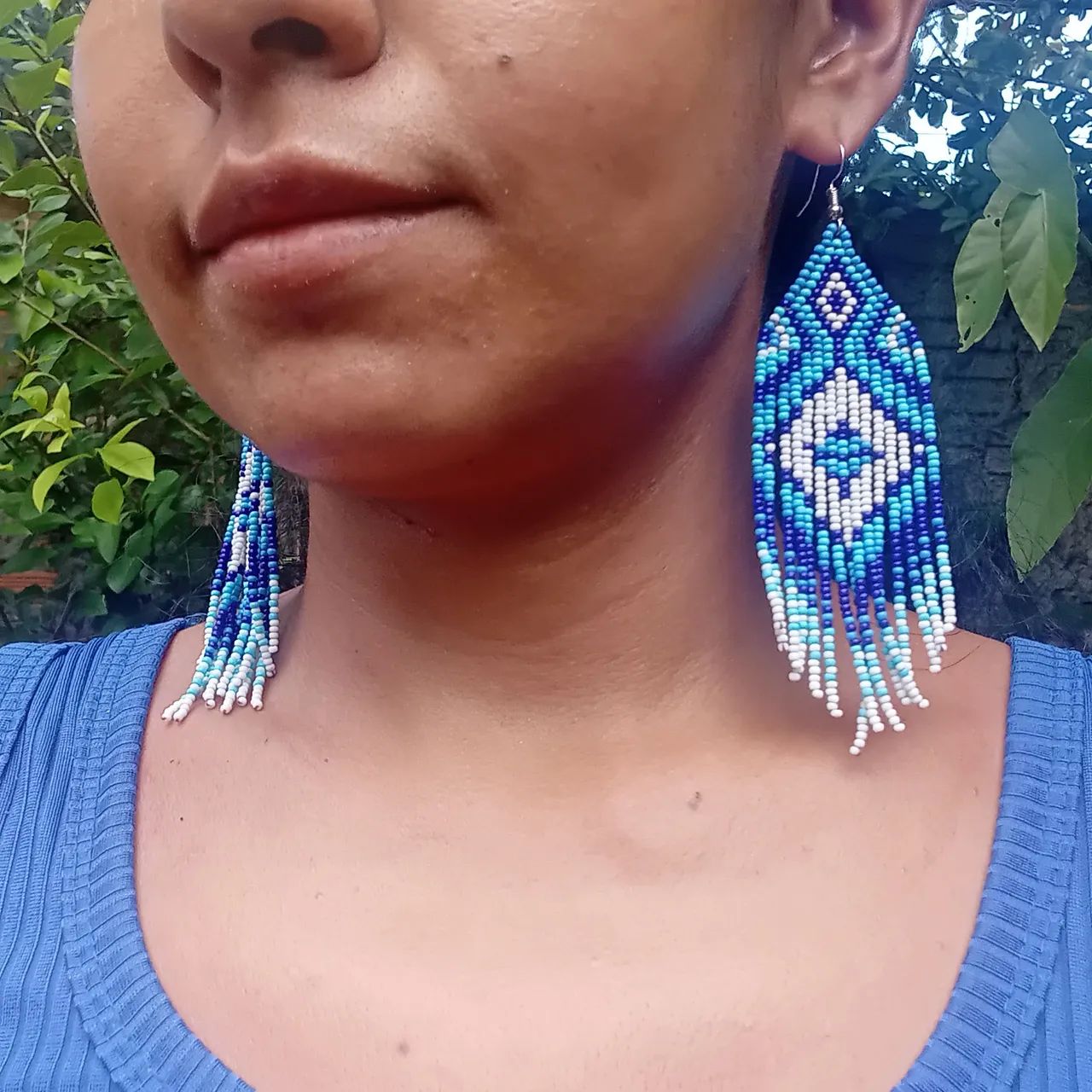 Brinco azul de miçangas  - Foto 3