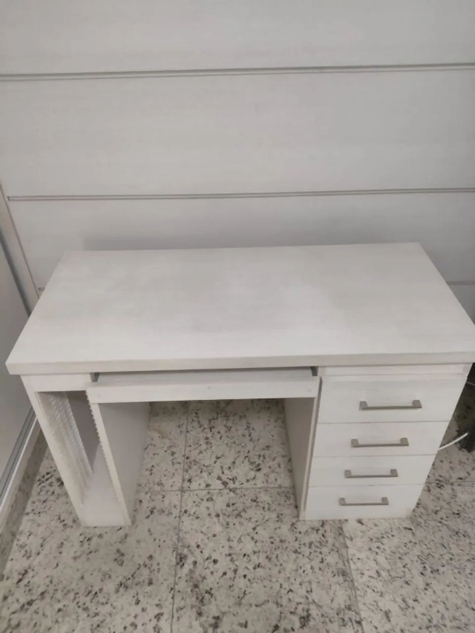 Escrivaninha Compacta com 4 Gavetas e Bandeja Retrátil - Excelente Estado - Foto 4