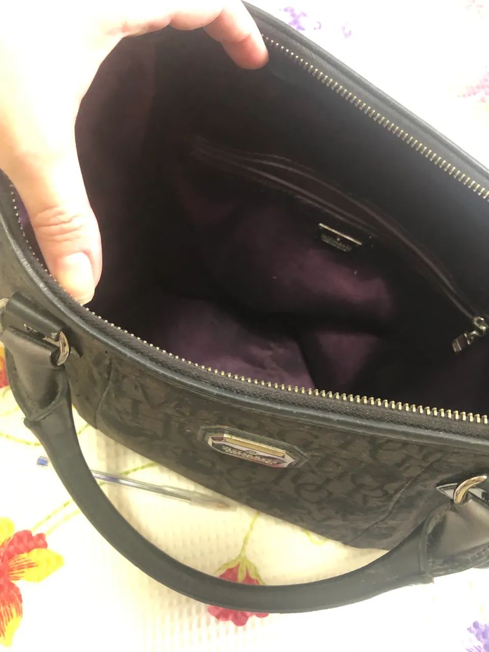 Bolsa Victor Hugo brocada preta  - Foto 3