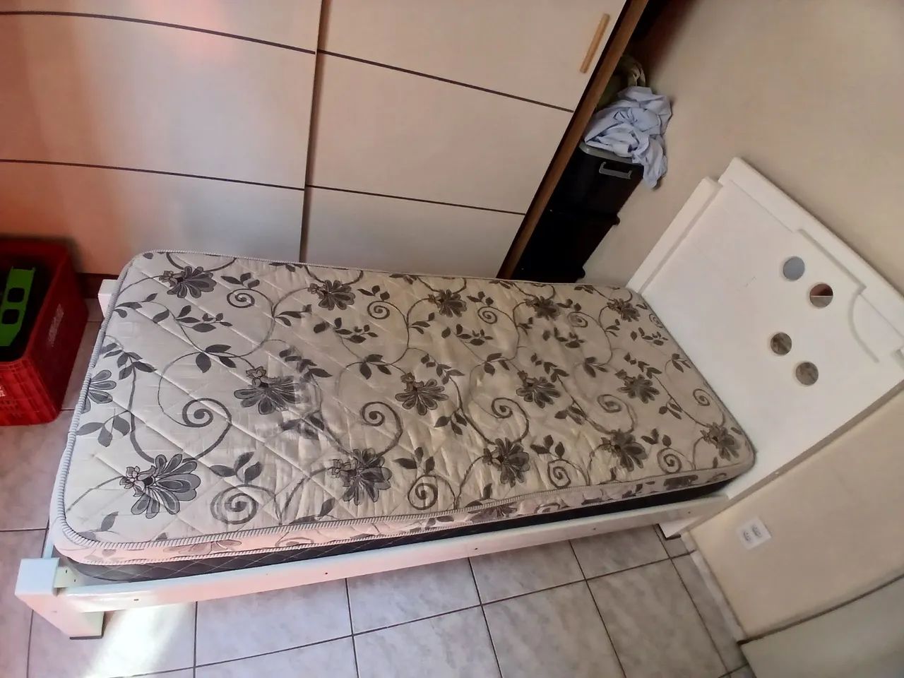 Vendo uma cama de solteiro com colchão  - Foto 2