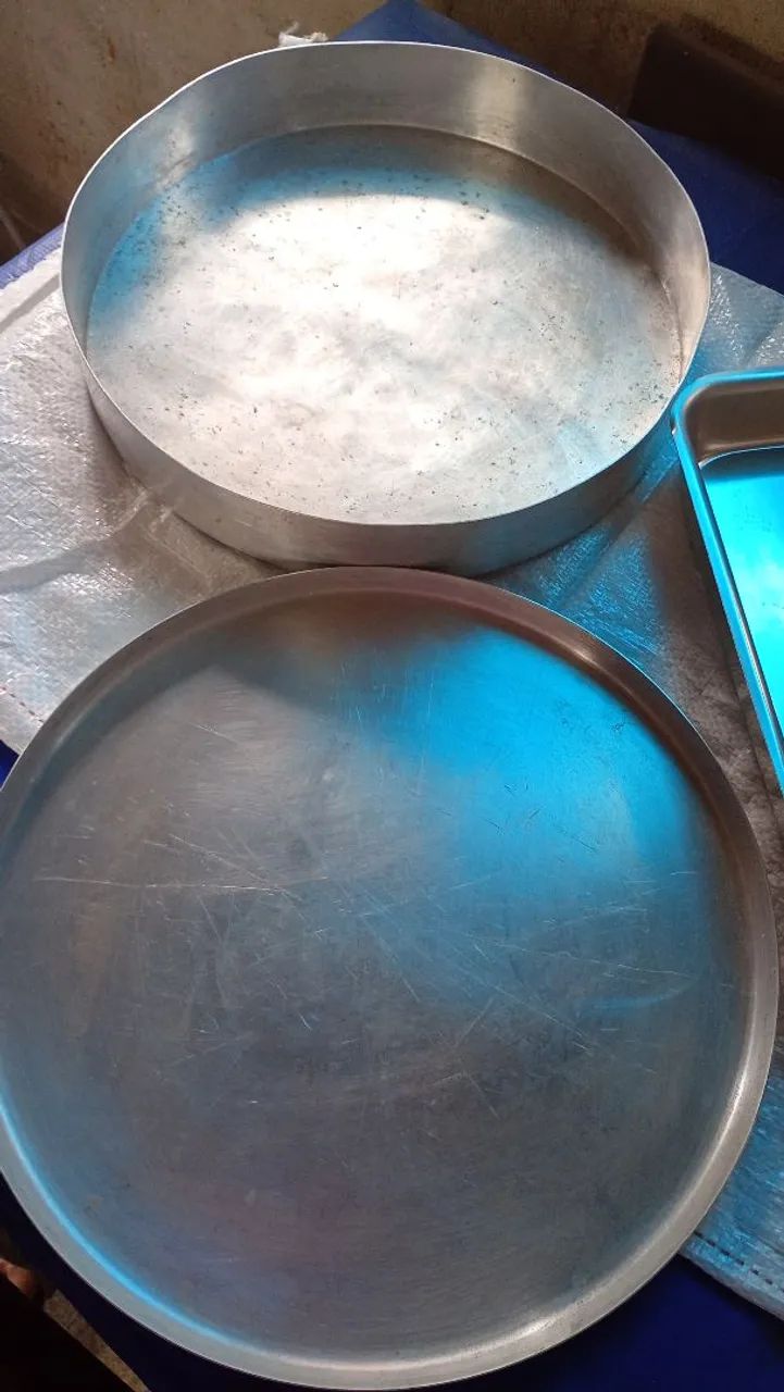 Kit tabuleiro e forma de pizza bem conservados