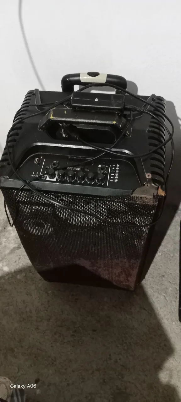Caixa de som grande e microfones - Foto 5