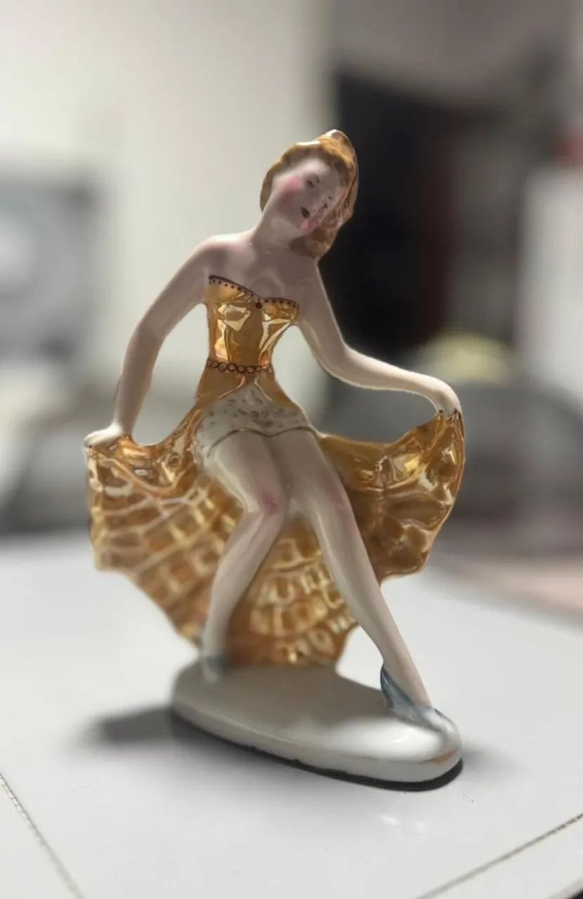 BELISSIMA E ANTIGA ESCULTURA, REPRESENTANDO DANÇARINA DE CAN CAN EM PORCELANA - Foto 3
