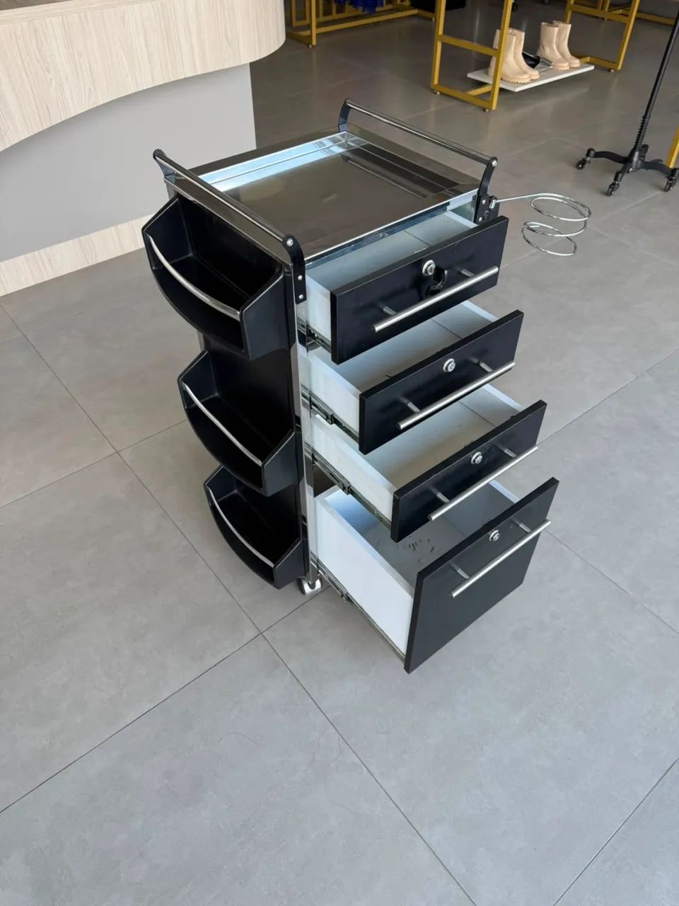 Mesa para cabeleireiro com rodinhas e suporte para secador  - Foto 2
