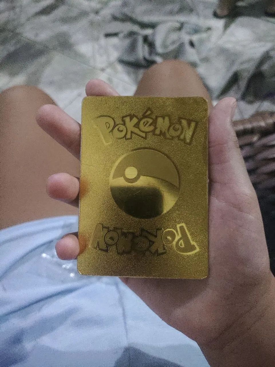 Carta de pokémon dourada - Foto 2