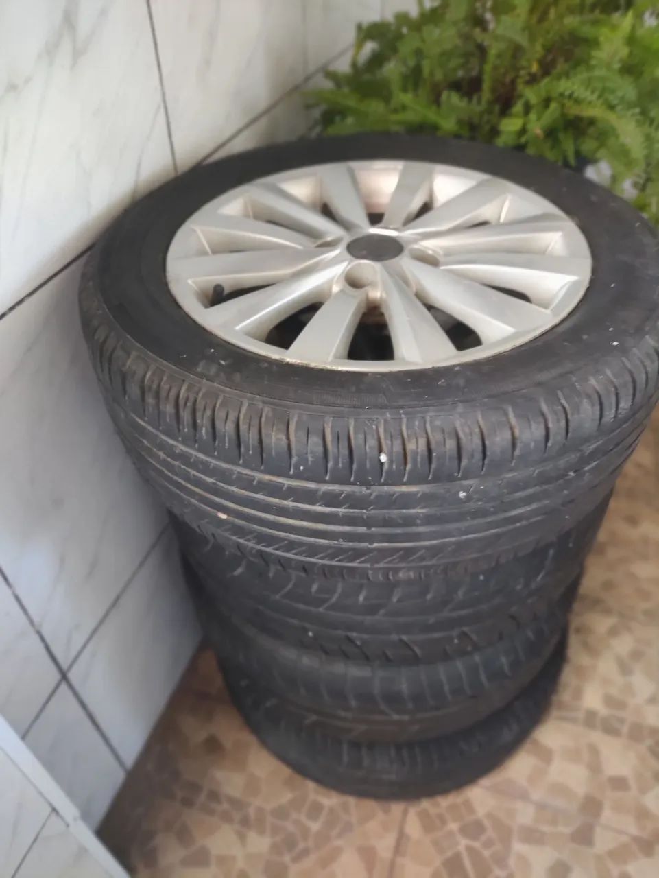 Vendo rodas com pneus Voyage g6