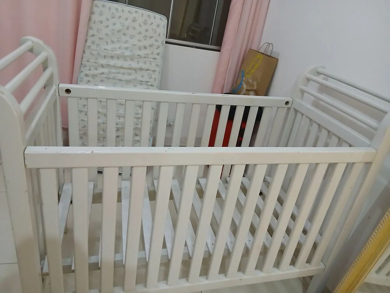 Berço branco de madeira 