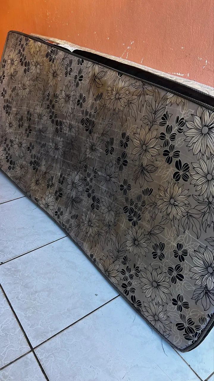 Colchão Floral Usado - Estampa Preta e Bege | Ótimo Preço
