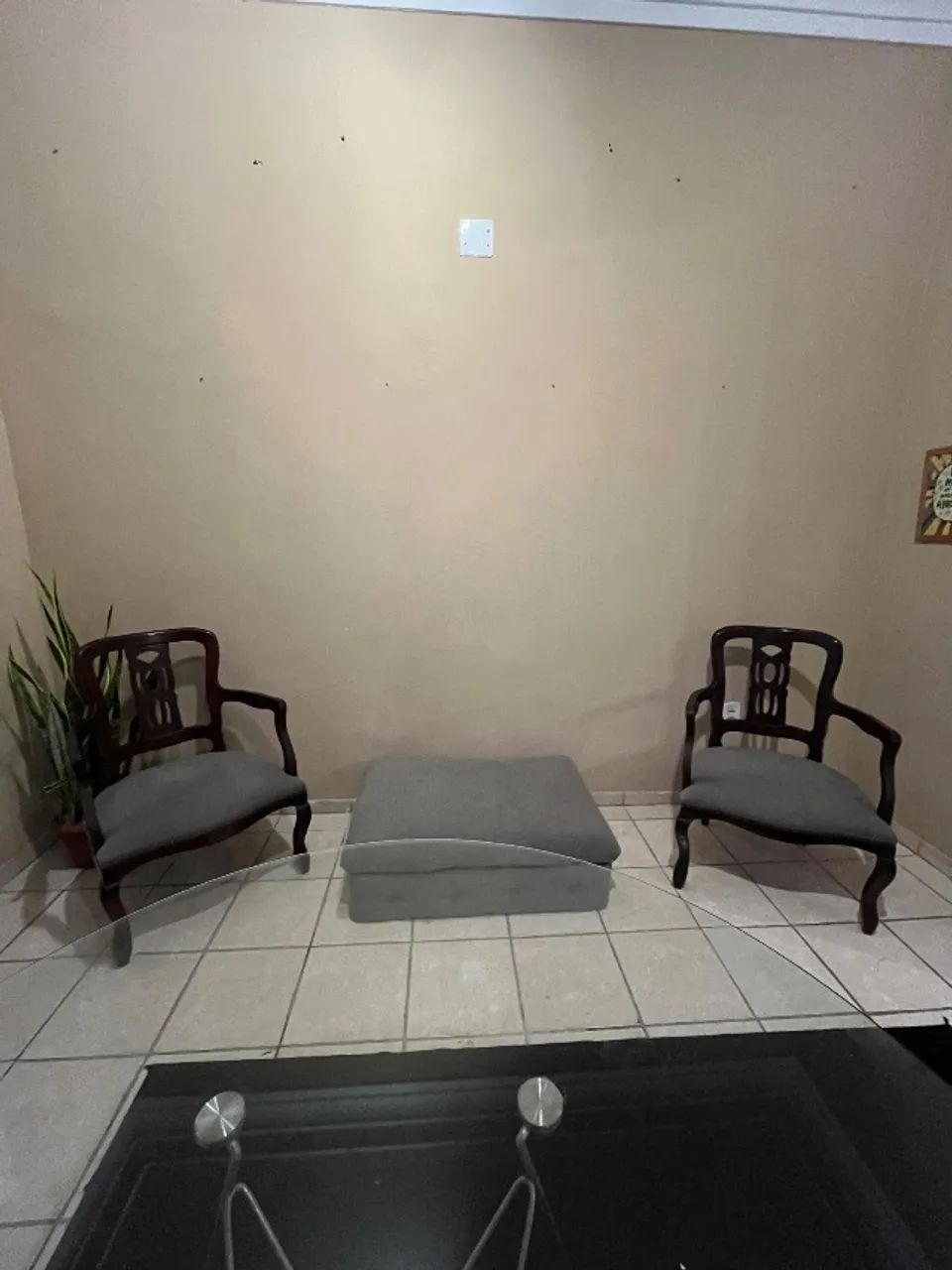 Conjunto com 2 poltronas de madeira e puff estofado - Foto 3