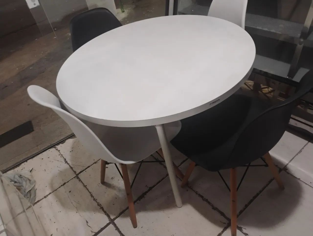 Round Table with 04 Chairs65204504476418120