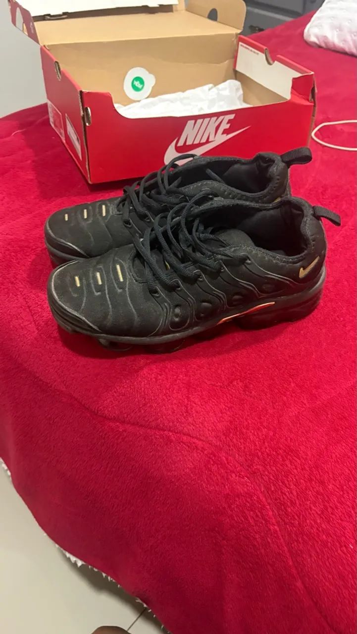 Tênis Nike vapor Max plus Vm preto e dourado - Foto 3