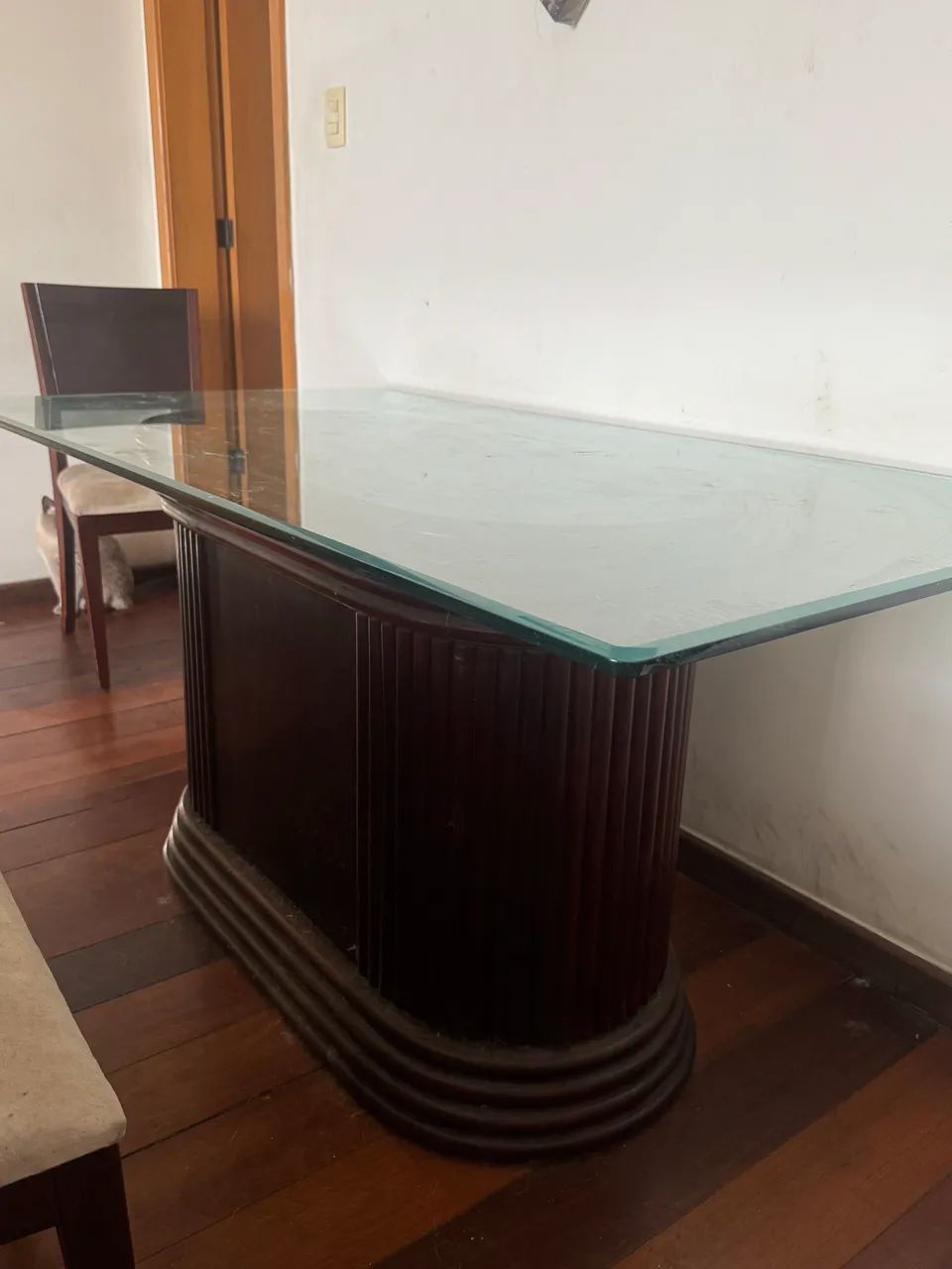 Mesa com base de madeira maciça e tampo de vidro  - Foto 2