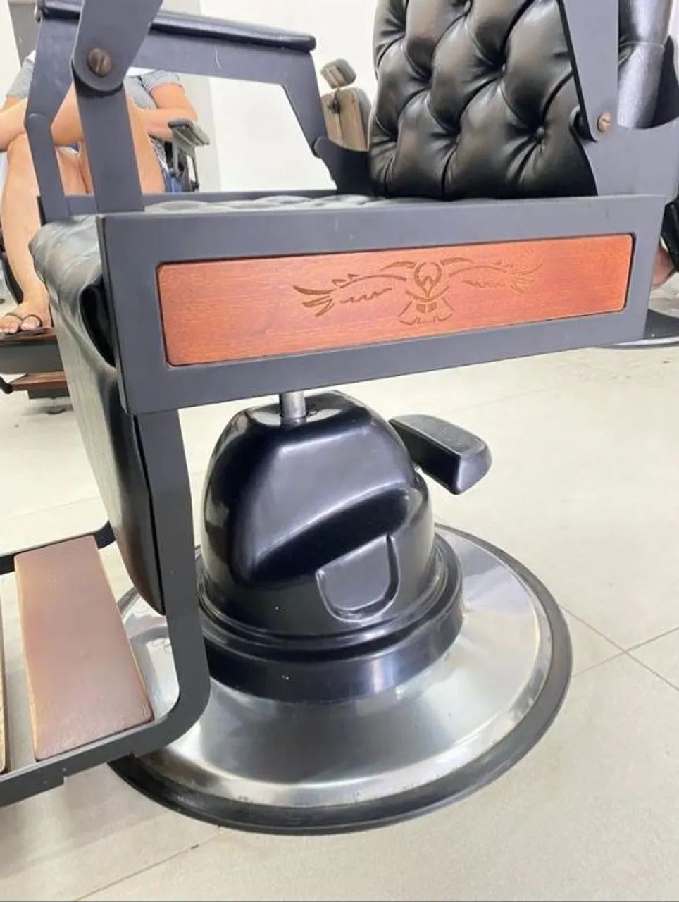 Cadeira de Barbearia Luxo - Estilo Retrô e Conforto Premium - Foto 6