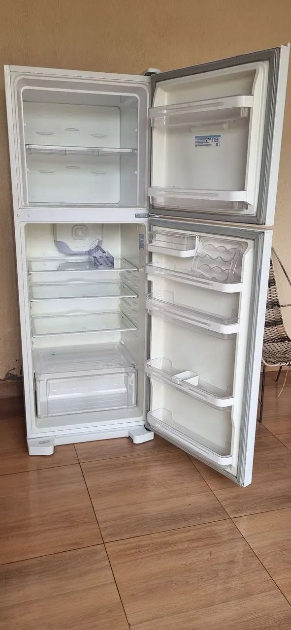 Vendo Geladeira Eletrolux Dc 51 - Foto 2