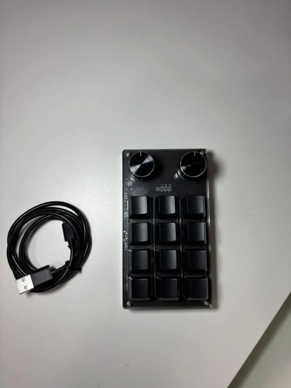 Mini Teclado USB-C Macro Pad - 12 teclas + 2 knobs
