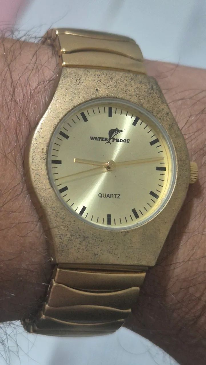 Relógio WATER PROOF  QUARTZ  DOURADO    -   SEM USO 