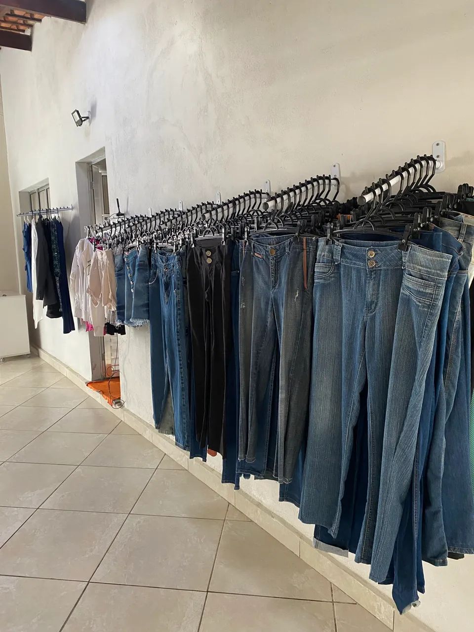 Brechó completo com cabides e araras | 1.000 peças  - Foto 2