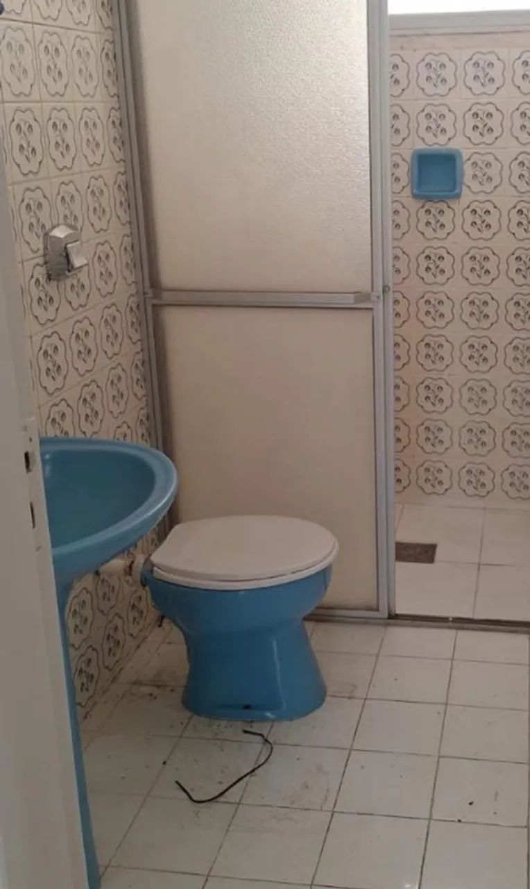 Banheiro azul antigo e acessórios 