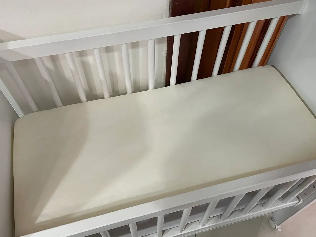 Mini Berço Branco com Rodízios, Grade Móvel e Colchão Incluso