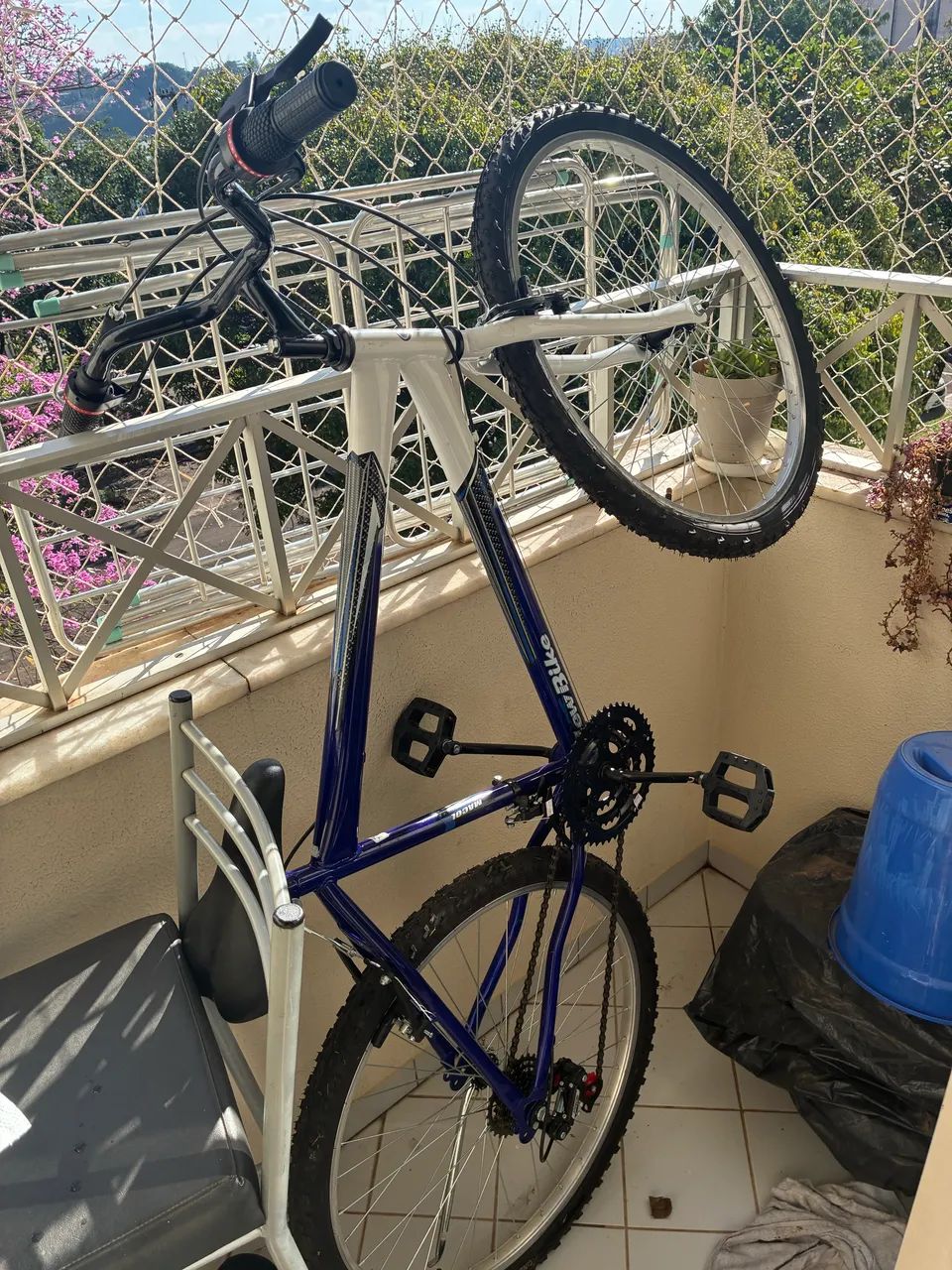 Bicicleta aro 26 de alumínio 18marchas, azul e branco - Foto 2