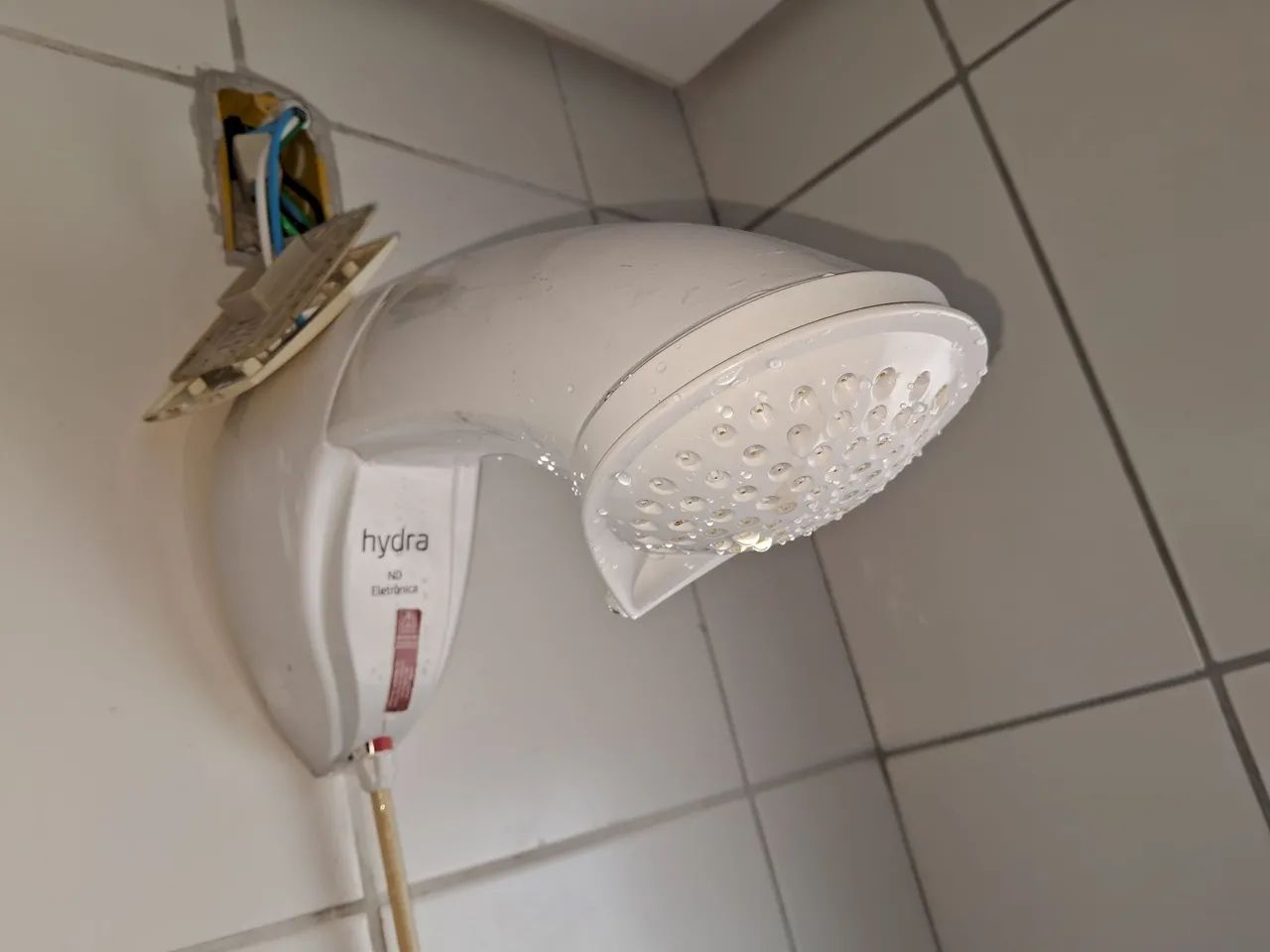 Serviços de encanador e elétrica 