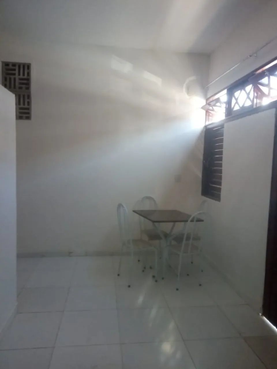Alugo kitnet! Próximo ao centro! - Foto 2
