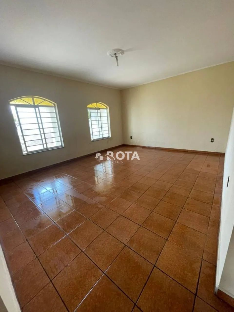 Casa com 3 quartos, ampla, térrea, de esquina.