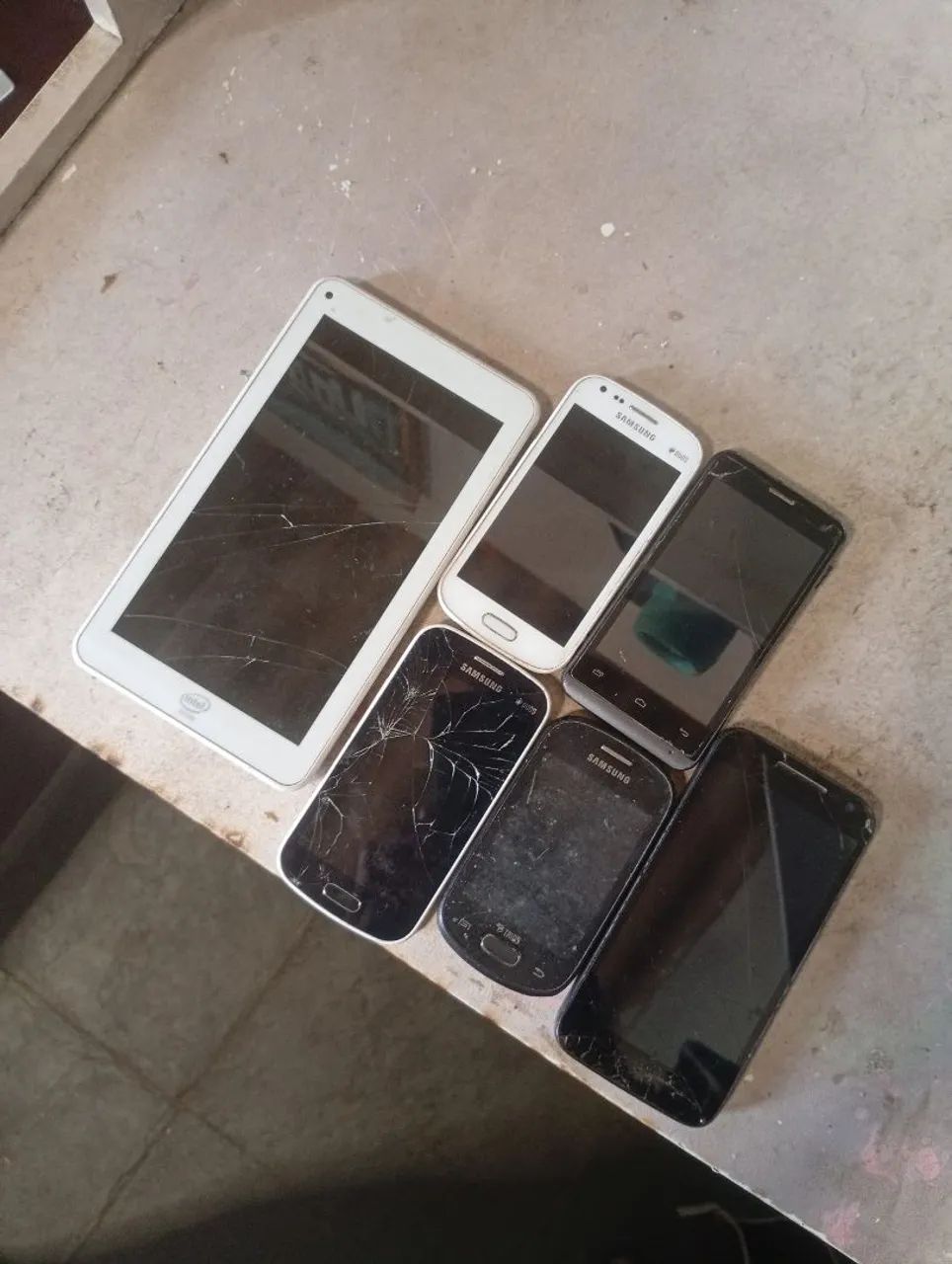 Vendo esses celulares pra tirar peca 