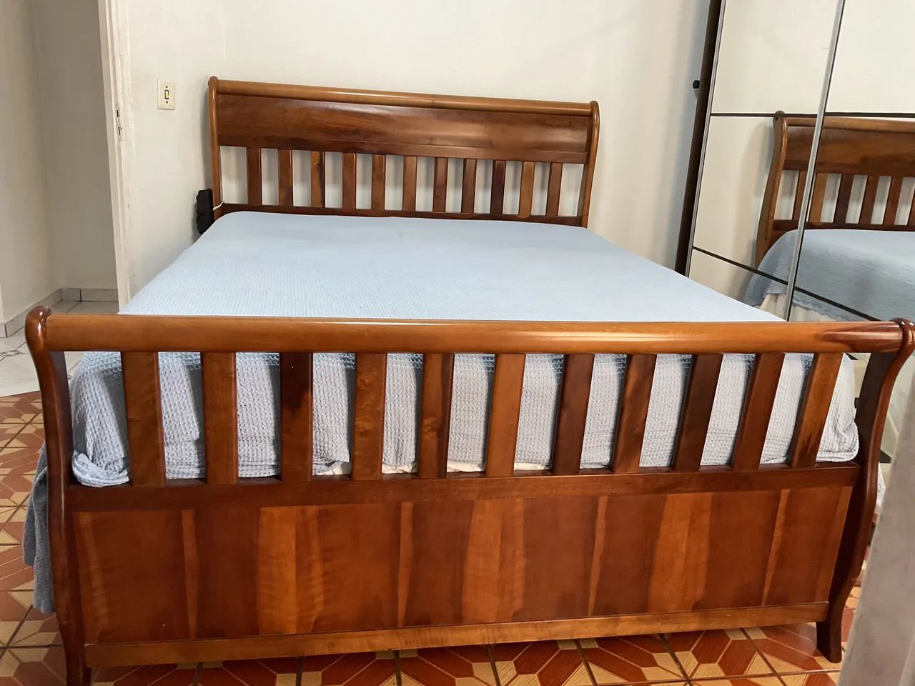 Vendo cama Queen de madeira maçiça - Foto 2