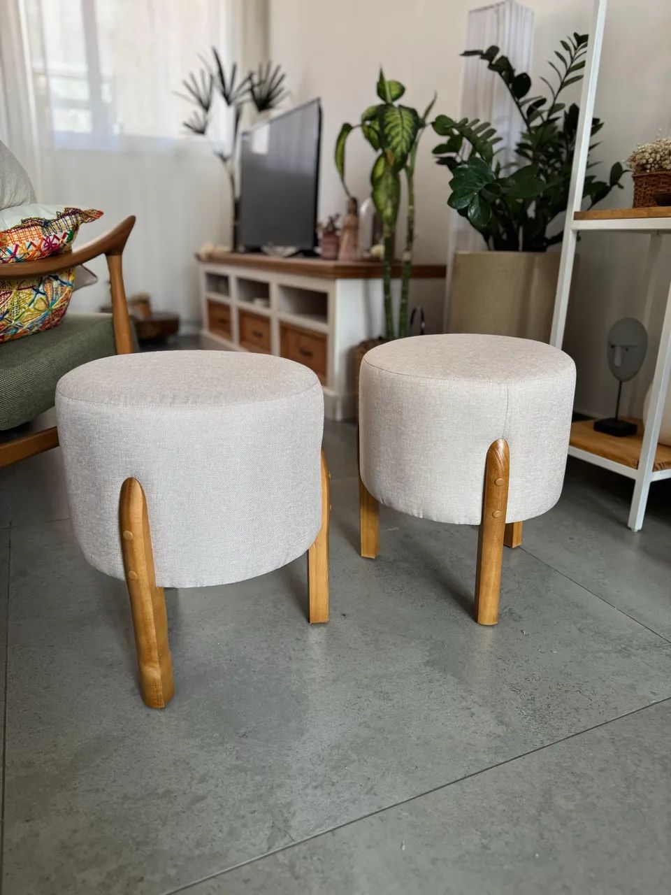 Conjunto de puffs em linho e pés em madeira