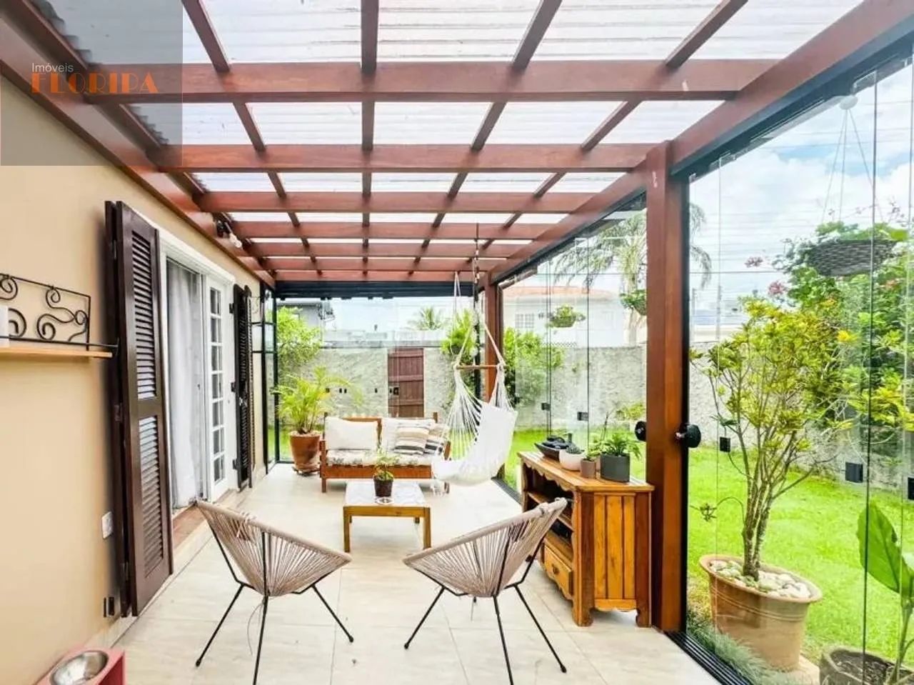 Casa com 4 dormitórios e amplo quintal no Carianos