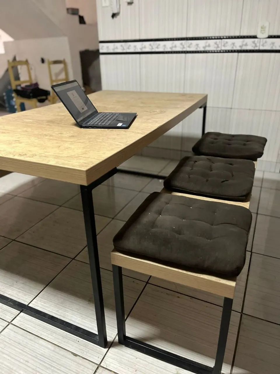 Mesa de jantar com dois bancos e 6 almofadas