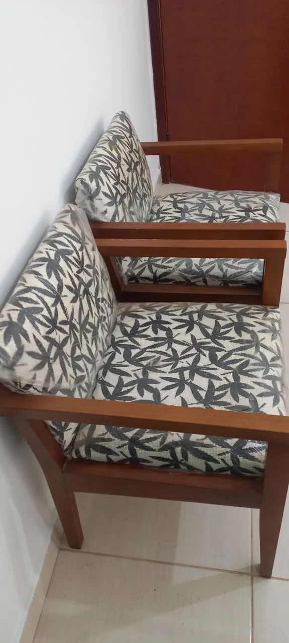 2 Poltronas de madeira - preço imperdível422082094533201921
