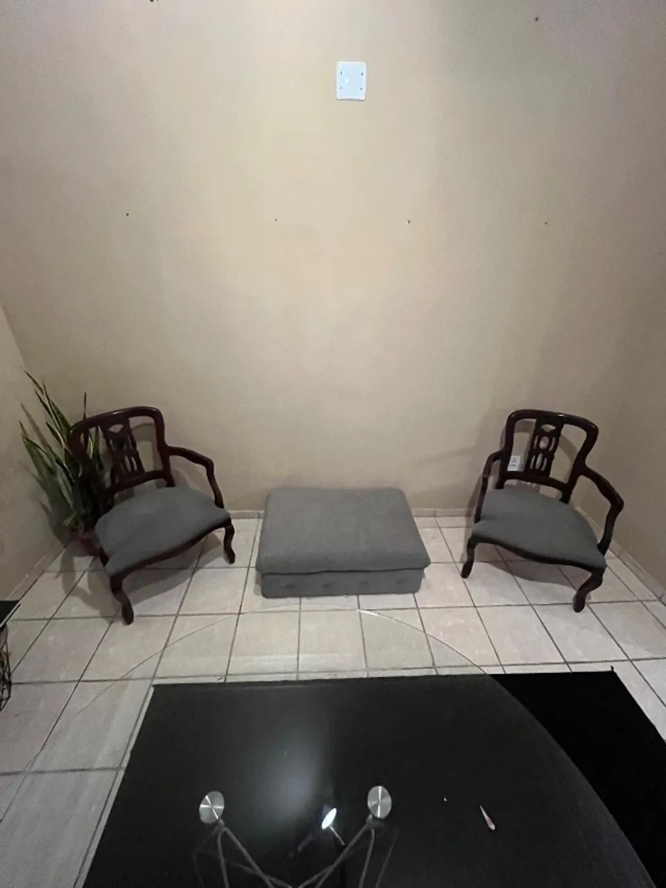 Conjunto com 2 poltronas de madeira e puff estofado