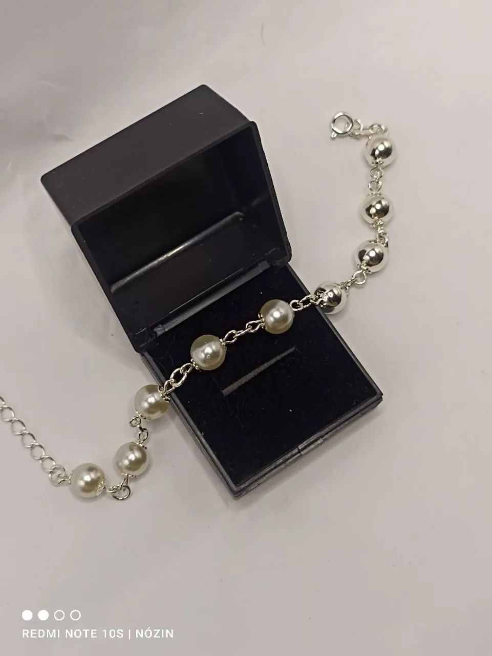 Pulseira banhada a prata com bolinhas e perolas. 