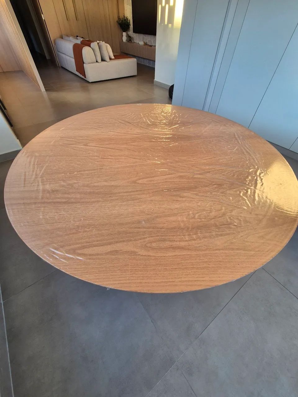 Mesa de jantar redonda 1,6m em madeira natural - Foto 4