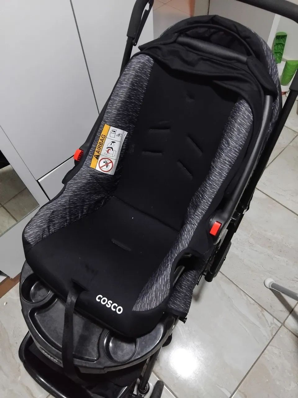 Carrinho de bebê com bebê  conforto  da marca cosco. Semi novo  - Foto 4