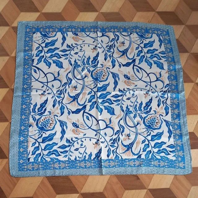 Lenço Quadrado Azul Elegante (novo)