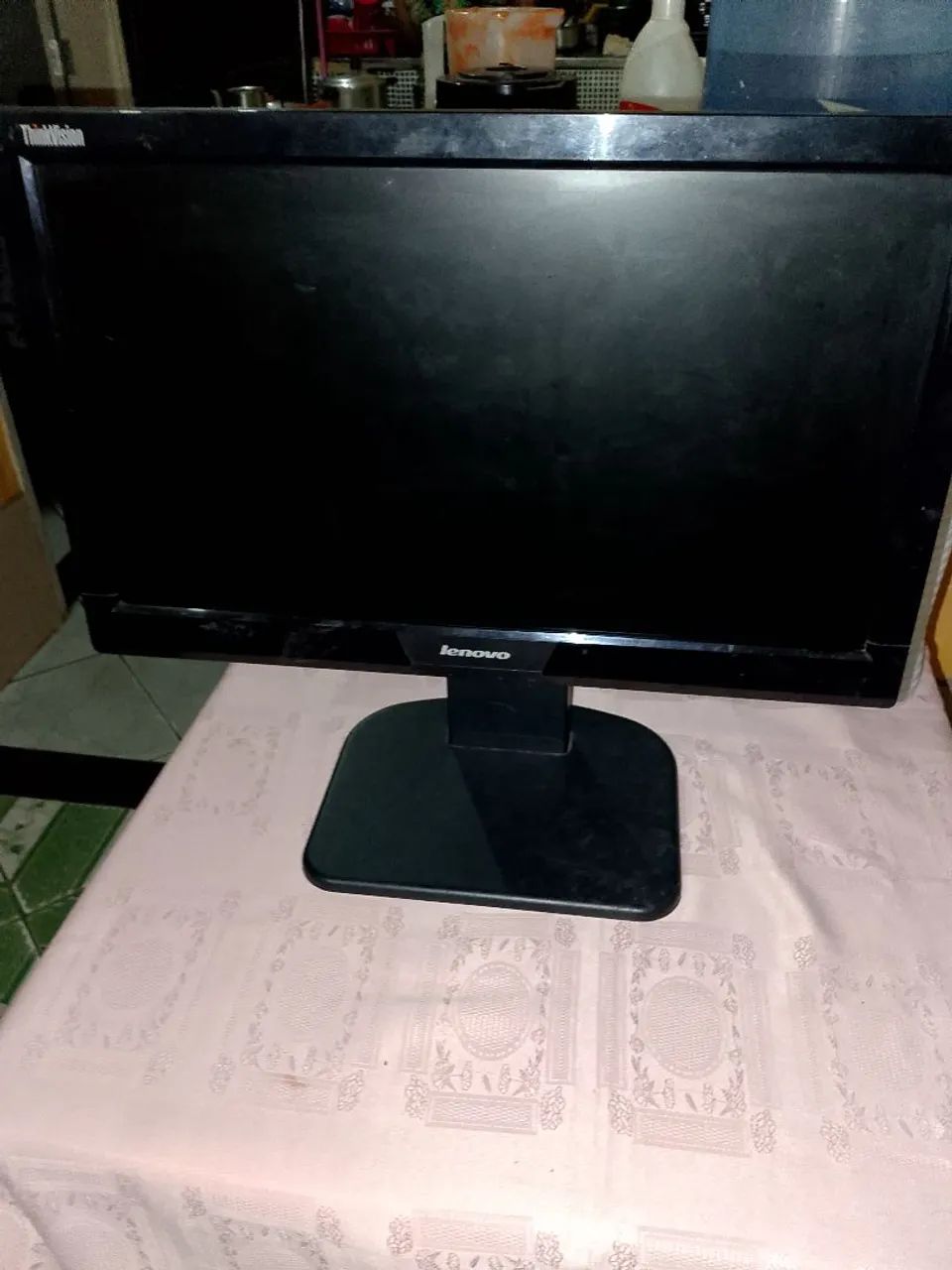 Monitor Lenovo ThinkVision + acessórios.